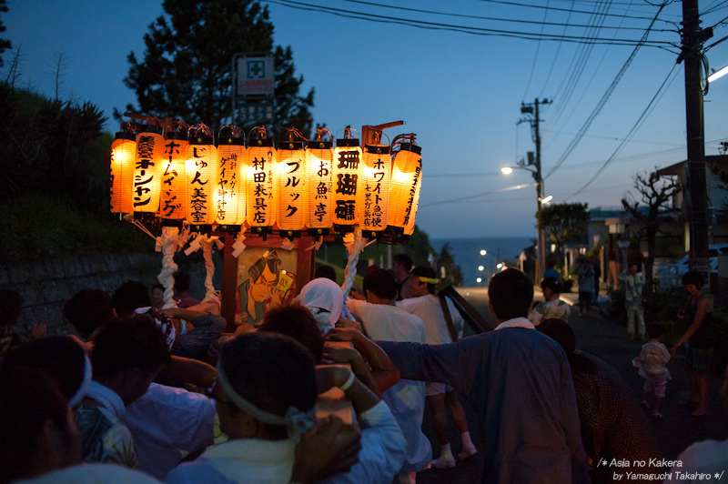 七里ガ浜夏祭り ４「神輿の灯り」の様子